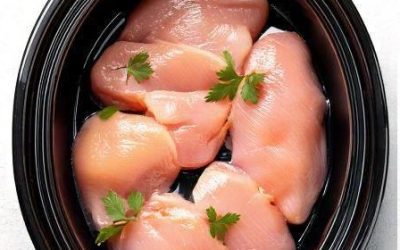 Put raw chicken breasts in a slow cooker with these 4 ingredients. It’s pure magic.