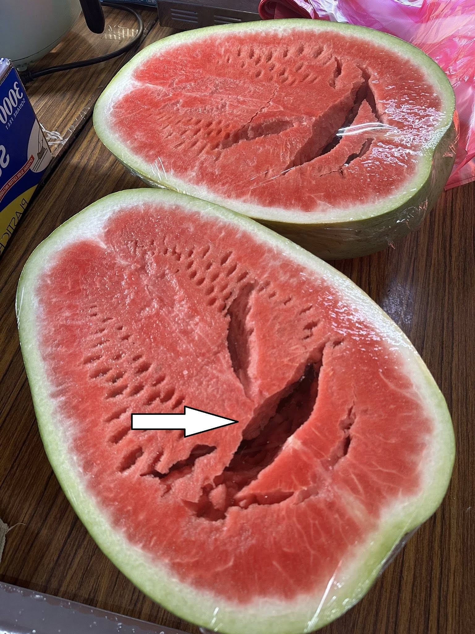 You cut open a watermelon and saw cracks? Stop eating it immediately! Here’s what it means!