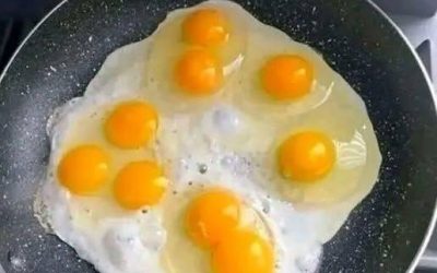 How many eggs are in the pan!?