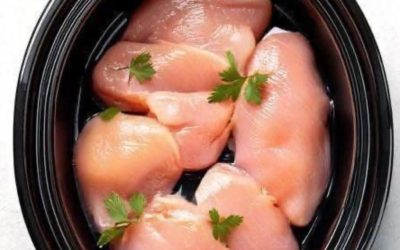 Put raw chicken breasts in a slow cooker with these 4 ingredients. It’s pure magic.