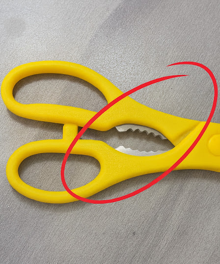 That “Toothy” Part on Kitchen Scissors — The Multi-Tool You’ve Been Ignoring (Here’s How to Use It)